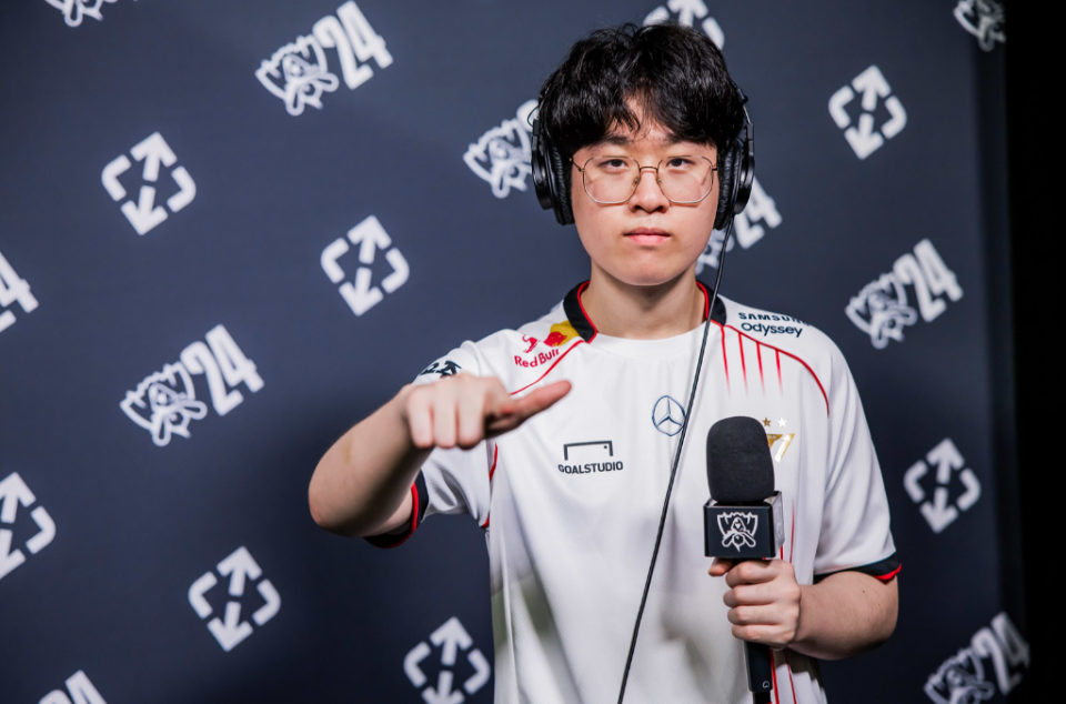 T1横扫100T，Zeus团战一打五激烈交锋入围赛，点燃全场激情